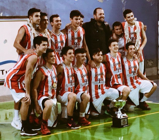 LaPerrada_FFBC's tweet photo. U19 CAMPEÓN 🙌
Tras dejar afuera a Argentino en semifinal y vencer a un duro rival como lo es Club Ciudad (venado) los mayores del semillero rojo se consagran CAMPEÓN con un resultado de 84-79
FELICITACIONES a los pibes del ROJO 👏👏👏
#VamosLosPibes
#VamosRojo
🔴⚪🔴
🐓🐓
🏀 https://t.co/syP5BjUX0i