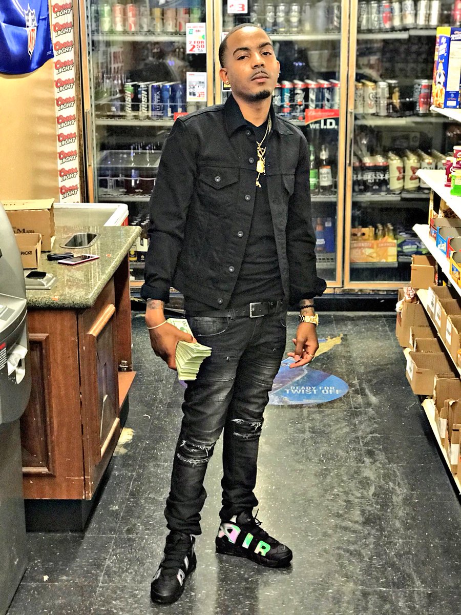 MacDeboStackz's tweet photo. I WAS GETTING MONEY 💰 WAY BCK DEN 🖤 🤮 #RIPBLOCK #RIPTAYP #FREELILSTACKZ #FREEDASQUAD https://t.co/7LT384A3BG