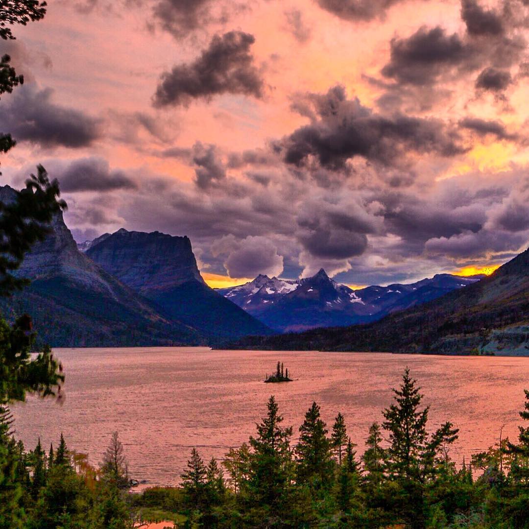 Gratitude Week | We are grateful to be Big Sky Country, where no matter the time of day, our skies will stop you in your tracks. #MontanaMoment | 📷: IG user jenny_photog