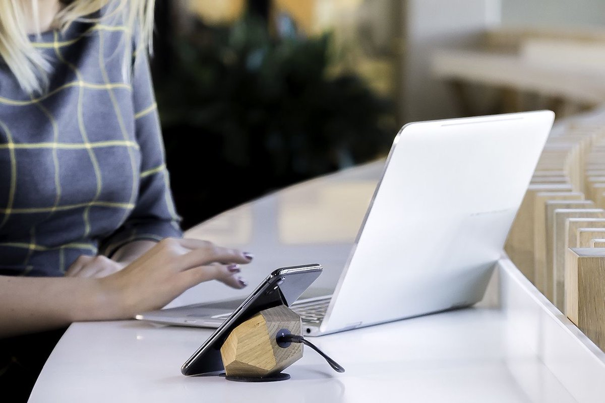 GadgetFlow's tweet photo. Now on Kickstarter: Phone #WirelessCharger by by @HaloStands  https://t.co/lpavsD9Dyd Featuring an elegant design with beautiful materials, the body of the Halo uses solid wood that feels natural. #Accessories https://t.co/Y5MR1Y1yO7