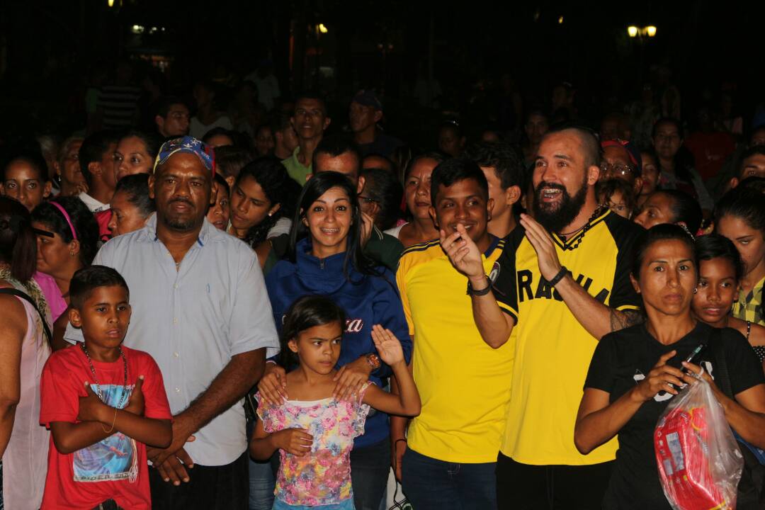 De esta manera dimos inicio a la navidad en Nuestro Hermoso Municipio @Marino_potencia Al Són de Los Monumentales de la Gaita, el Deleite Danzinstico de Modamar y Nuestro Tradicional Encendido de Luces en La Plaza Santiago Mariño #397AñosTurmero