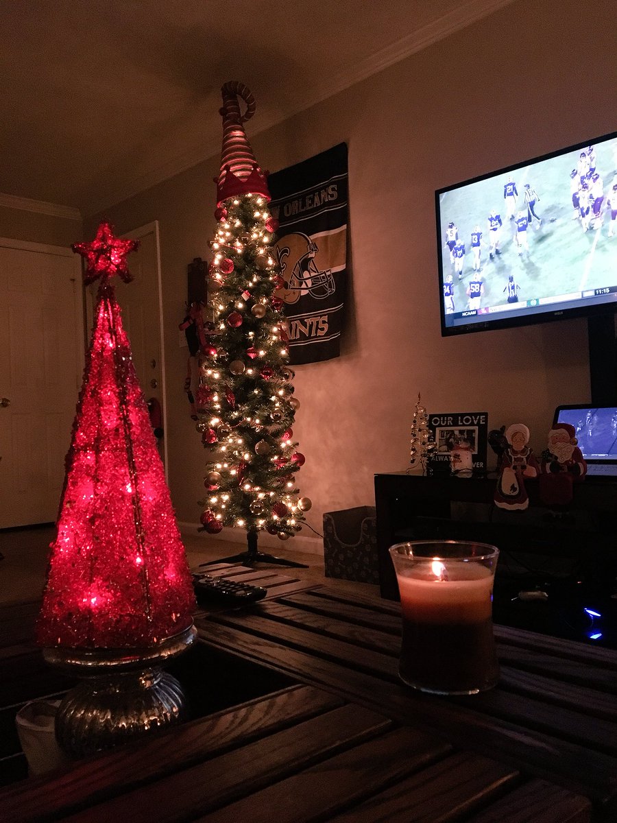 malia_deshae's tweet photo. Might have cried happy tears decorating tonight, because it’s finally the best time of the year 😭❤️🎁🎄 #MerryChristmas #firsttree #LilosfirstChristmas https://t.co/4xo5efFsBF