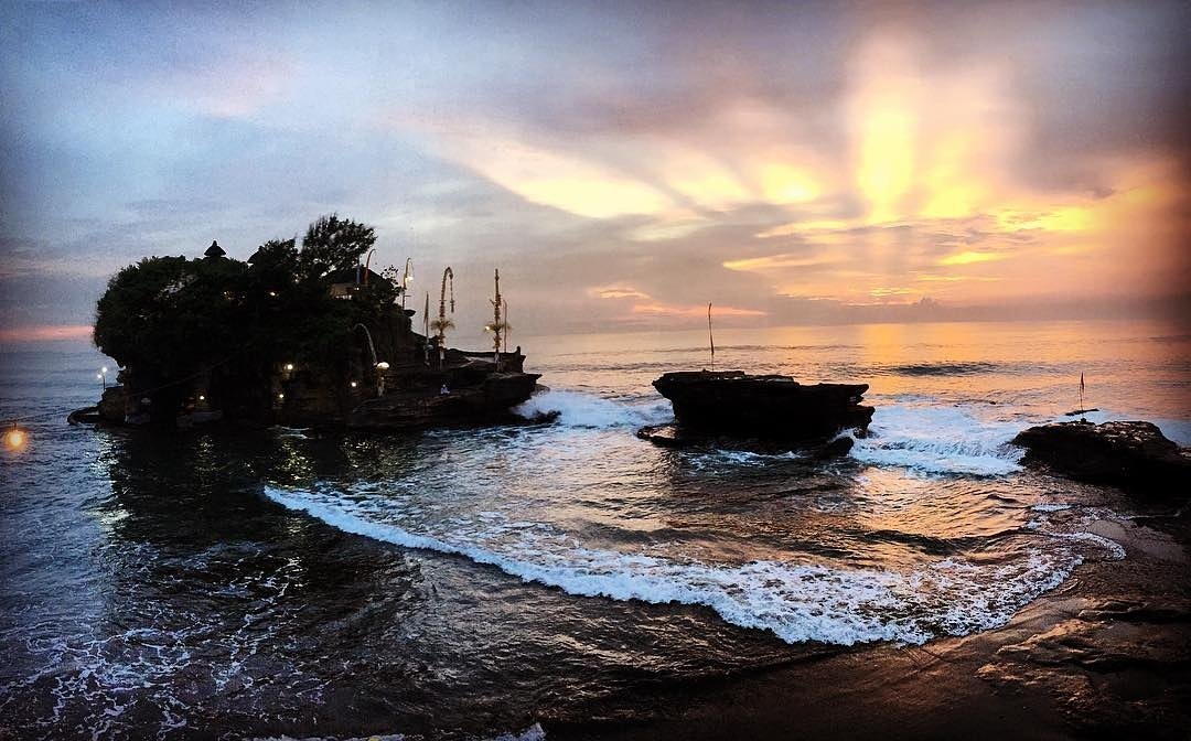 jabunami's tweet photo. The sunset at Tanah Lot temple #canggu #magic #bali #sunset #tanahlot #temple #Ilovebali #ocean https://t.co/gtepJfJfBp