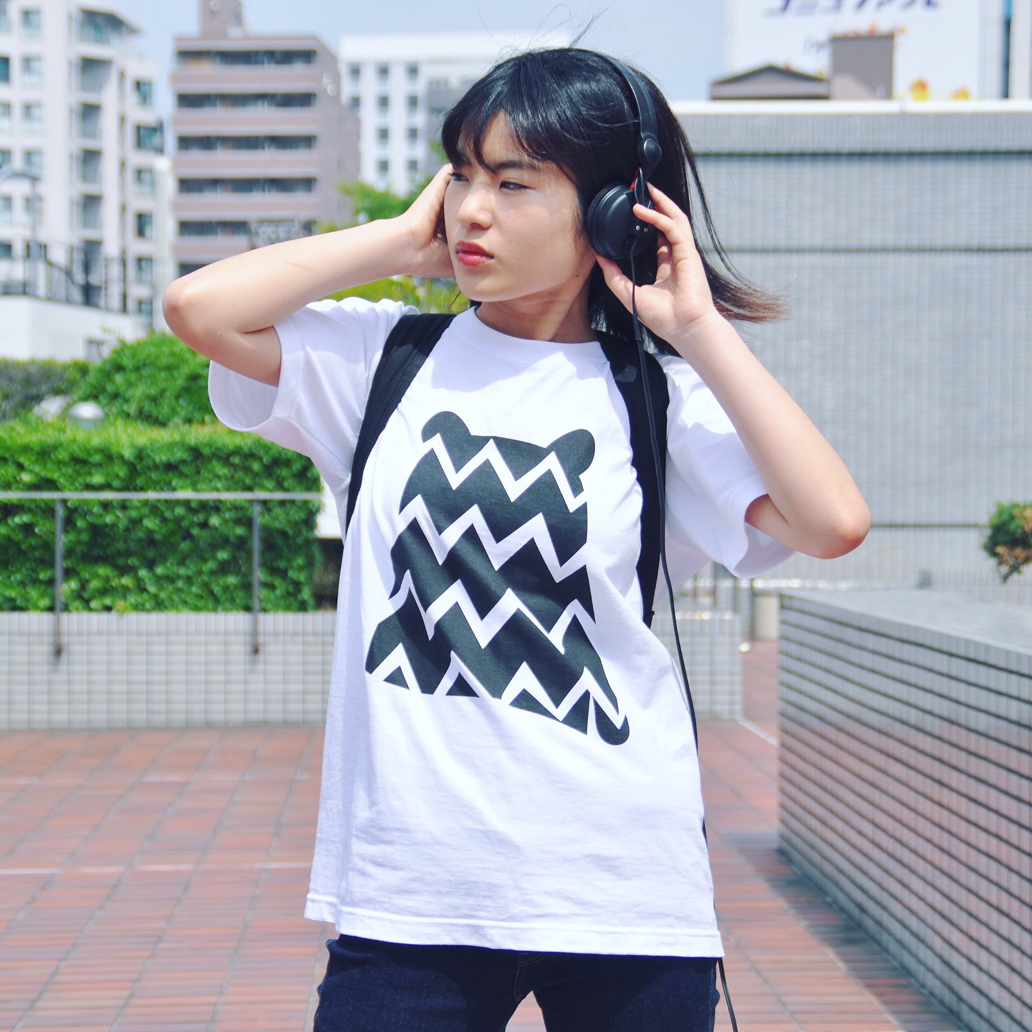 Sunny Side Bear クマ クマのいる風景 137 モデル 162cm Calm White 17 Mサイズ Sunnysidebear Ssbear Tシャツ クマ コーデ 新ブランド モデル Newbrand Model モデル募集 ファッション 風景 都会 名古屋 空 白黒コーデ ヘッドホン