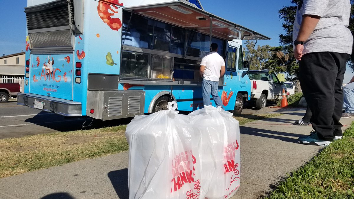 sebrantner's tweet photo. Luch break getting some AMAZING quesadillas #AFNG @allflavnogrease #roadtrip https://t.co/wdcSmA13ll