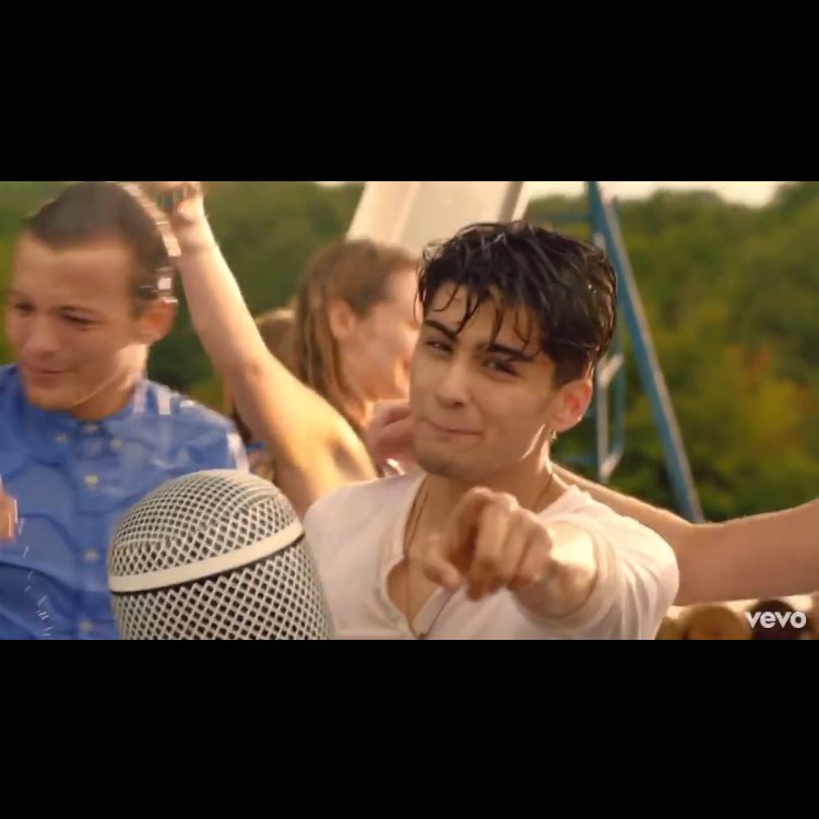 ___zayn_'s tweet photo. この指さすZaynがとてつもなく好きなの！
何回胸打たれたか、、🤤❤
わかってくれる人いないかな～！

🎵 Live While We're Young
          / One Direction https://t.co/F5Fmx7foHY