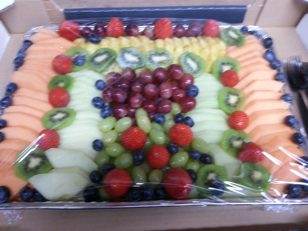 LeonsFruitShop's tweet photo. Fruit platters made to order #fruitbaskets  #goldersgreen #hampstead #hendon # https://t.co/I5KvMOzWHW