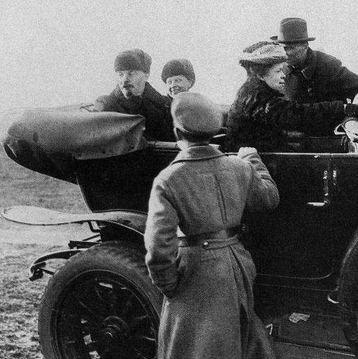 Cademy_info's tweet photo. Lenin loved American cars! Find out, how many Rolls Royces he had and why one was unique in the entire world. https://t.co/PtTuK5flbw https://t.co/CpNxhjtJrO