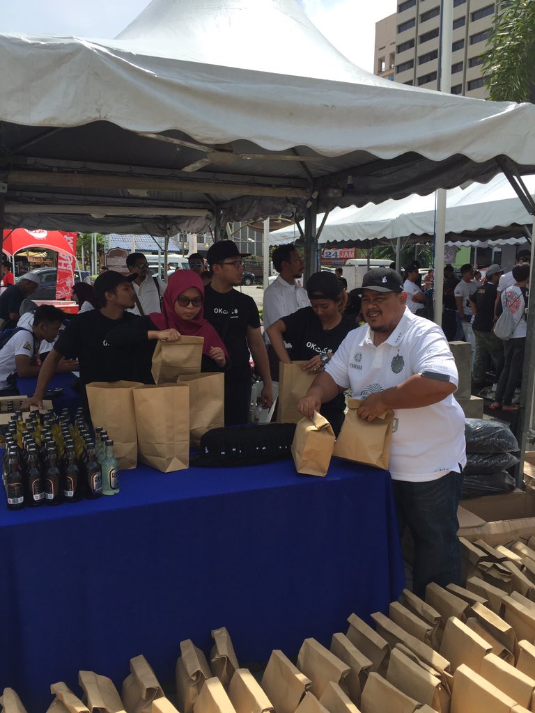 izzatjml's tweet image. kitorang dekat @rollinvibes17 @ central market bersama @HashtagMY @kitaoklah @neeta_manishaa , mana korang ni? #KitaOK #RollinVibes