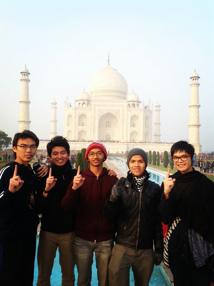 WangSo4's tweet photo. Dalam pic ni 3 org da ad teman. 2 lg masih mncari ape erti hidup @mohdshafiqmcods 😛 #tajmahal2012 https://t.co/j3RduOzvcF