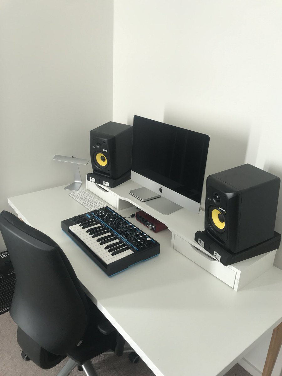 New home studio set up looking 👌🏻😏