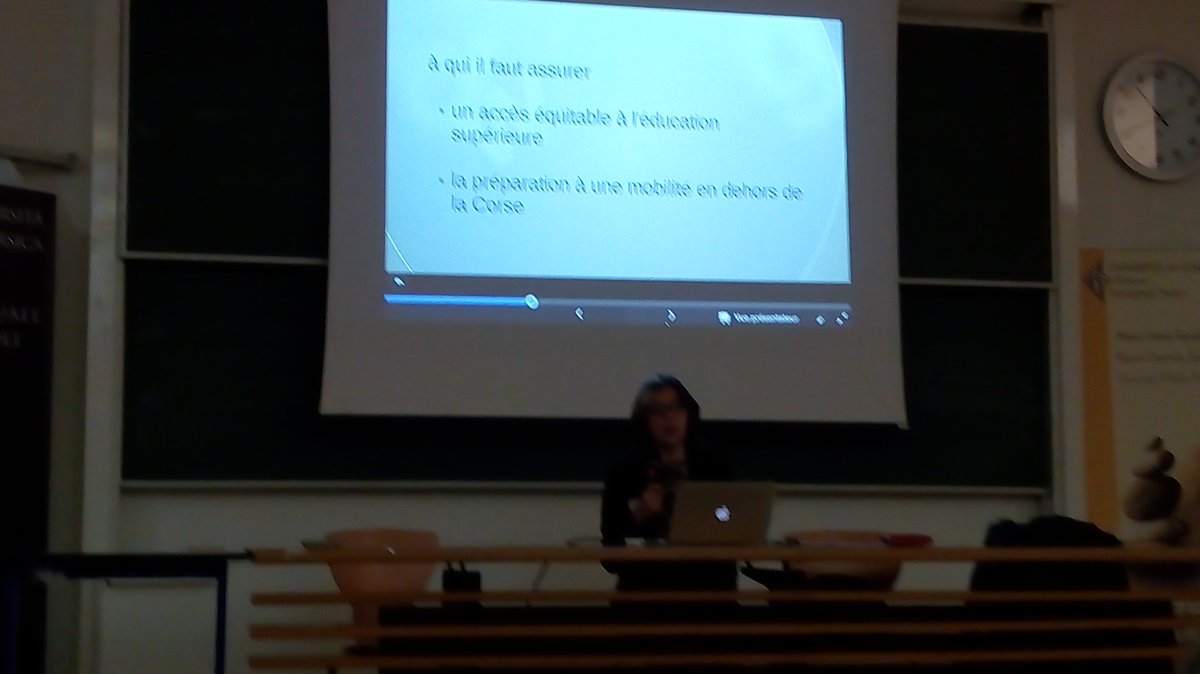 Ranacles_France's tweet photo. Marisa Cavalli / statistiques de réussite à l'Université et les conséquences prévisibles de la sélection à l'entrée: il y a un problème d'équité sociale contre lequel il faut absolument militer. La langue de la maison ne doit pas conditionner l'acces aux études. #ranacles2017 https://t.co/iik27rWSuo