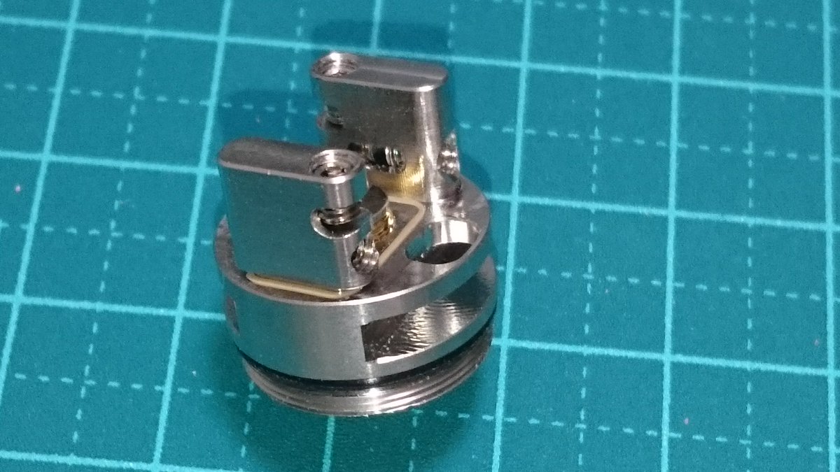 vape_sardine's tweet photo. 実はこの子、ボトム+サイドエアフローなんすよ。
壁に空いている穴と調整用イモネジ、そして底の穴。
見えるかな見えろ。
#AUGVAPE #MerlinMTLRTA https://t.co/xpNniDySPK