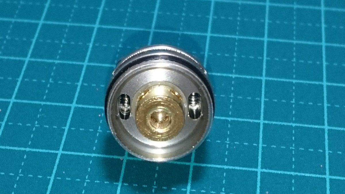 vape_sardine's tweet photo. 実はこの子、ボトム+サイドエアフローなんすよ。
壁に空いている穴と調整用イモネジ、そして底の穴。
見えるかな見えろ。
#AUGVAPE #MerlinMTLRTA https://t.co/xpNniDySPK