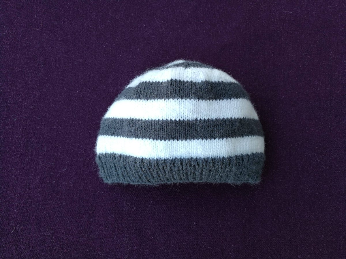 Premier test du Magic Loop avec ce bonnet de naissance !
Le tutoriel est sur le blog : moderknit.com/2017/11/25/bon…
#tricot #knitting #diy #Phildar #layette #magicloop #mumtobe