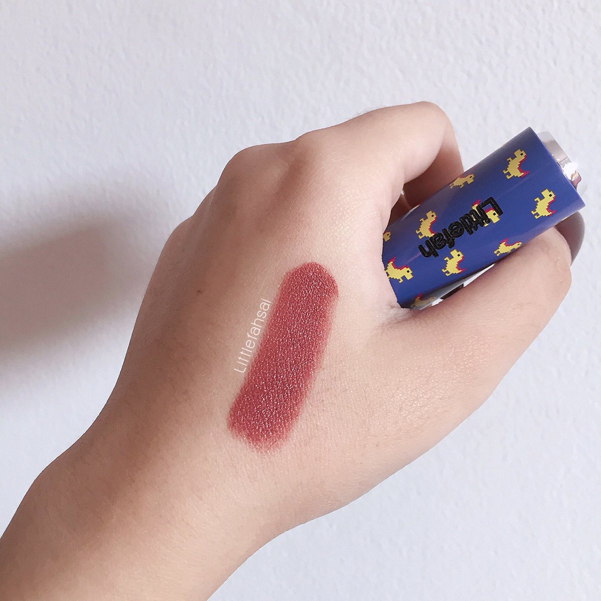 littlefahsai's tweet photo. ไลฟไปมีคนถามถึงลิปอีกแล้วเด้อ😂 ของ etude สี br401 สีชมพูอมน้ำตาลกะปิๆ รุ่นเนื้อแมท เนื้อไม่แห้งมาก เป็นสีที่ถูกใจและแนะนำสุดๆแล้ว 💖 สามารถเลือกเคสแถมสลักชื่อได้ด้วย นี่วอแวลายนี้นานมากก ฮืออ😍💙 #ไว้รีวิวห้ามขายของของโว้ยย #Howtoperfect https://t.co/tu8KPGr0St