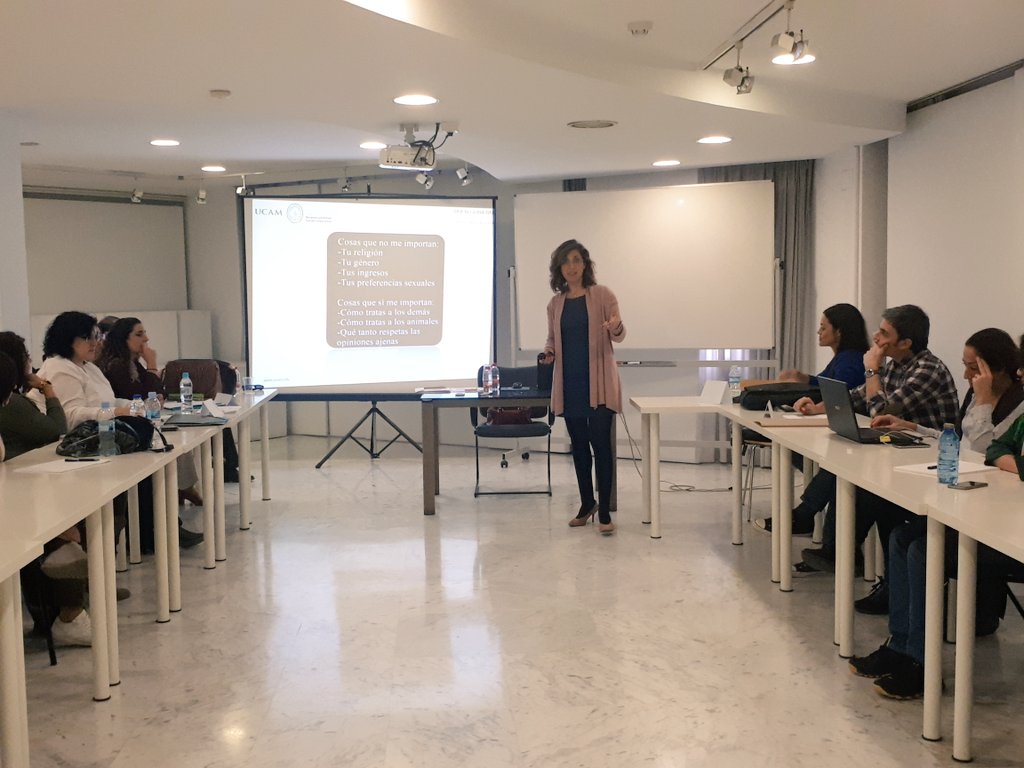 UCAMCatedraRSC's tweet photo. La #RSC es un instrumento de gestión empresarial que permite a las #empresas mejoren su impacto positivo en la #sociedad. @martaisabelg, DirCom y DiRSE del @Hospital_Molina.
#RSC #UCAM #CreandoLídeRESponsables https://t.co/8HU6bPSIEA