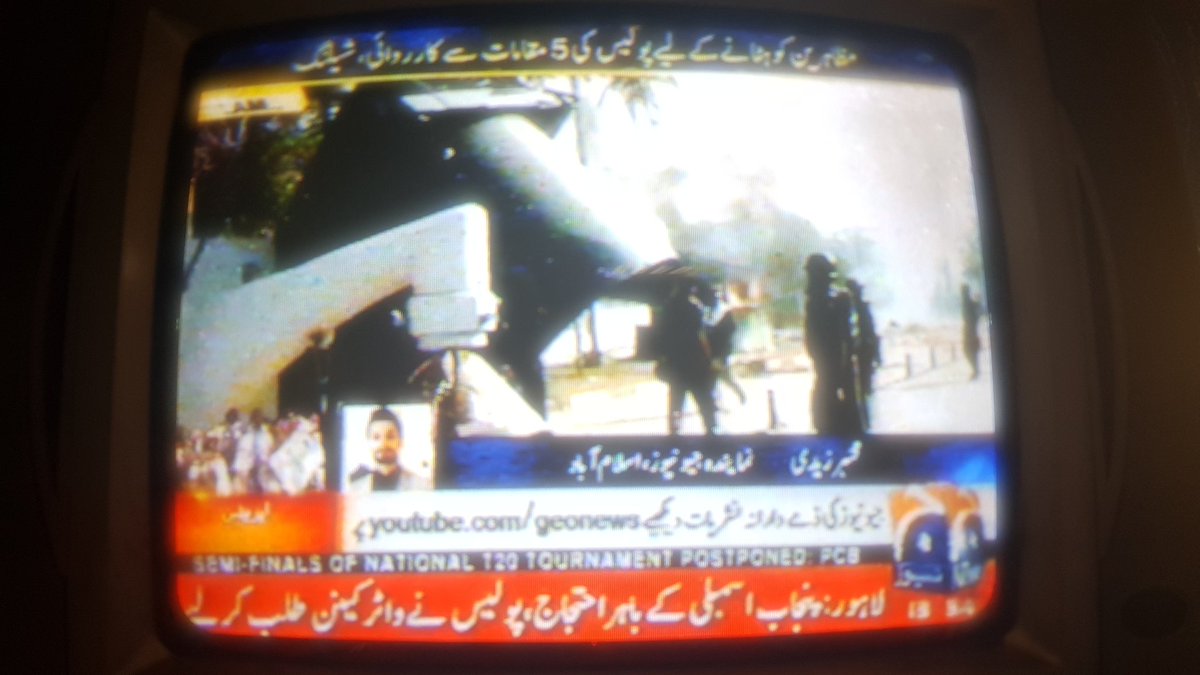 TalatHussain12's tweet photo. #PakProtestUpdate
Protest outside Punjab Assembly, Lahore. Water cannons called. https://t.co/4WpoV6ynzZ