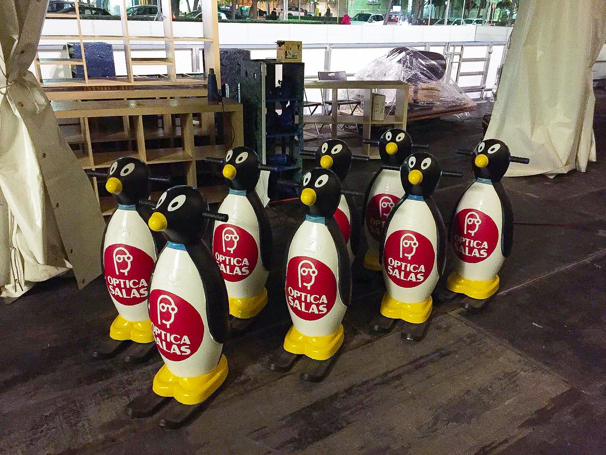 Optica_Salas's tweet photo. 🐧Avui l'equip de pingüins #SALAS torna a la pista de gel de la plaça Llibertat de Reus per gaudir amb els més petits d'aquesta meravellosa experiència aquestes festes!🐧 https://t.co/g6xIjaaj2j