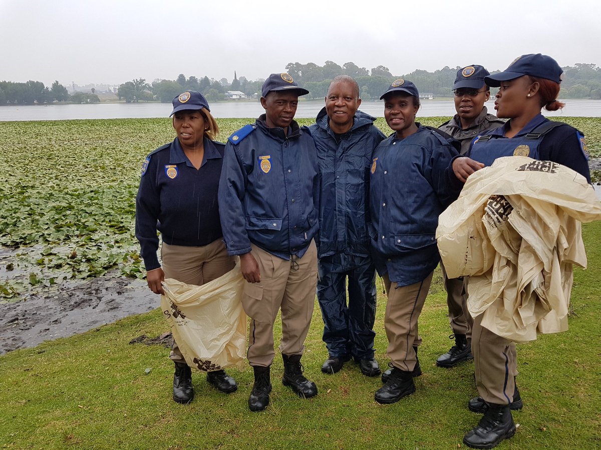 missearth_sa's tweet photo. #AreSebetseng - @HermanMashaba with community members in #FloridaLake https://t.co/BLvRV8RWCY