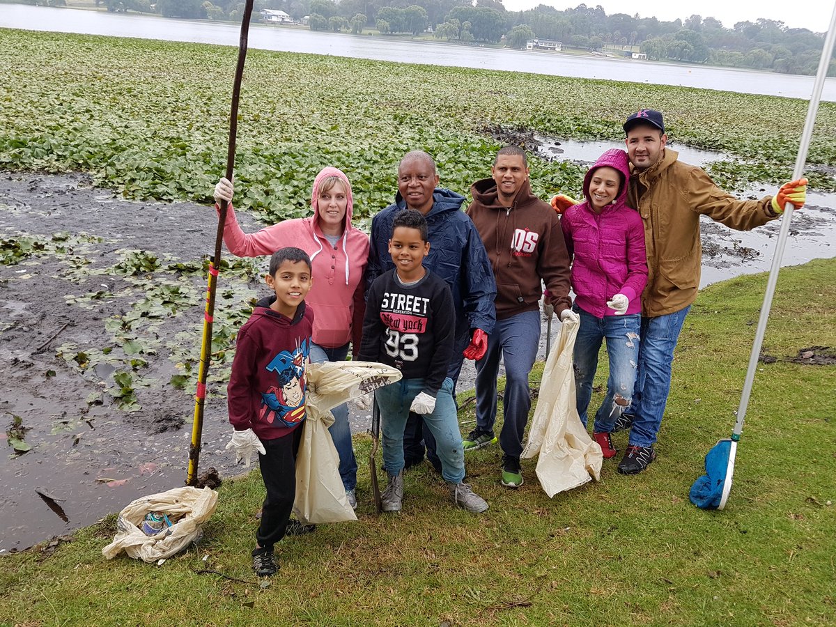 missearth_sa's tweet photo. #AreSebetseng - @HermanMashaba with community members in #FloridaLake https://t.co/BLvRV8RWCY