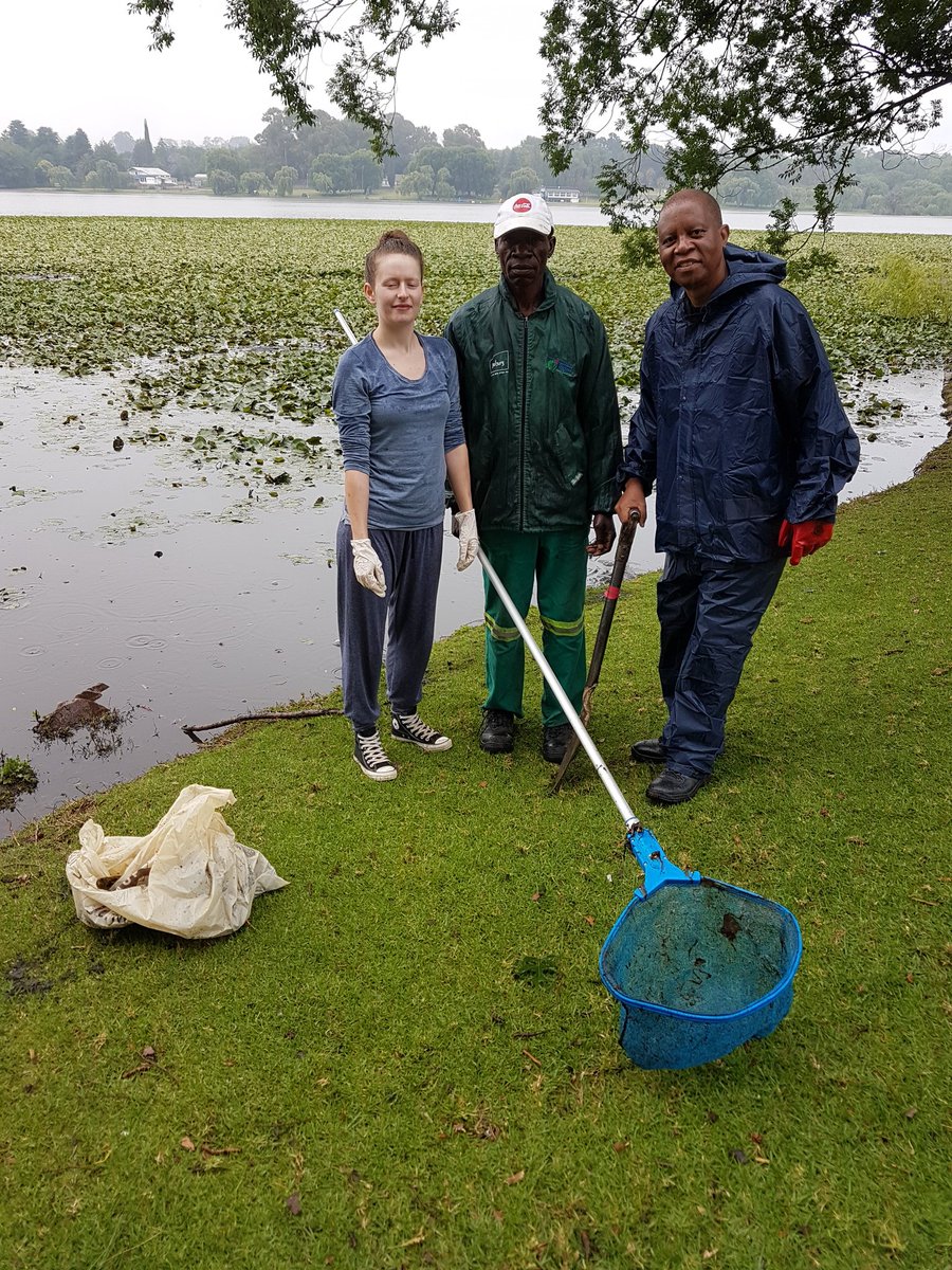 missearth_sa's tweet photo. #AreSebetseng - @HermanMashaba with community members in #FloridaLake https://t.co/BLvRV8RWCY