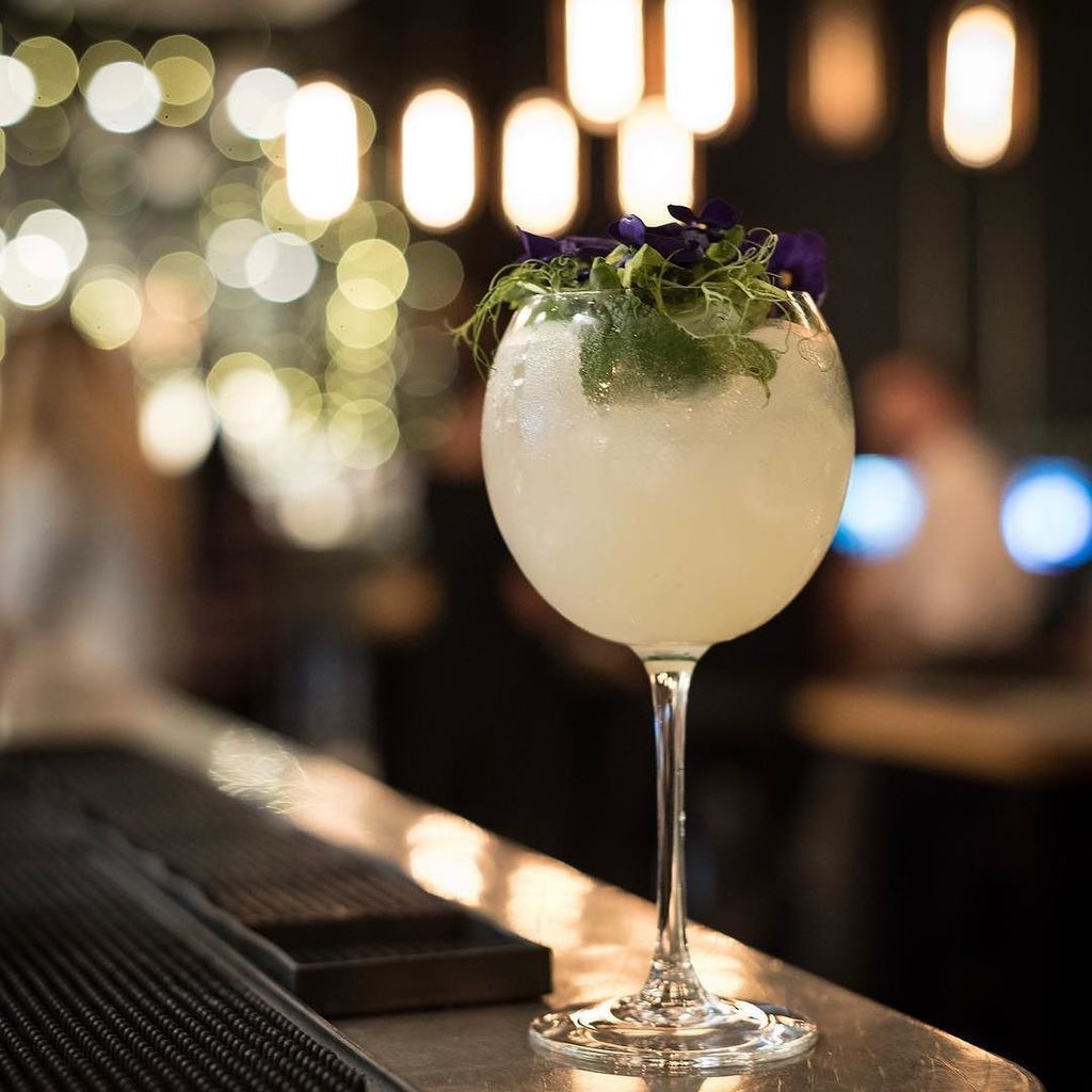 lfb123456789's tweet photo. "Foranger Smash" cocktail @allbarone from top mixologist @missyflynn - This botanical cocktail combines @tanqueraygin (London Dry Gin), mint, lime, soda with pea shoots and flower garnish. #spiritsof17 #ad https://t.co/ep10mGjeAF https://t.co/AH2P4AYQYU