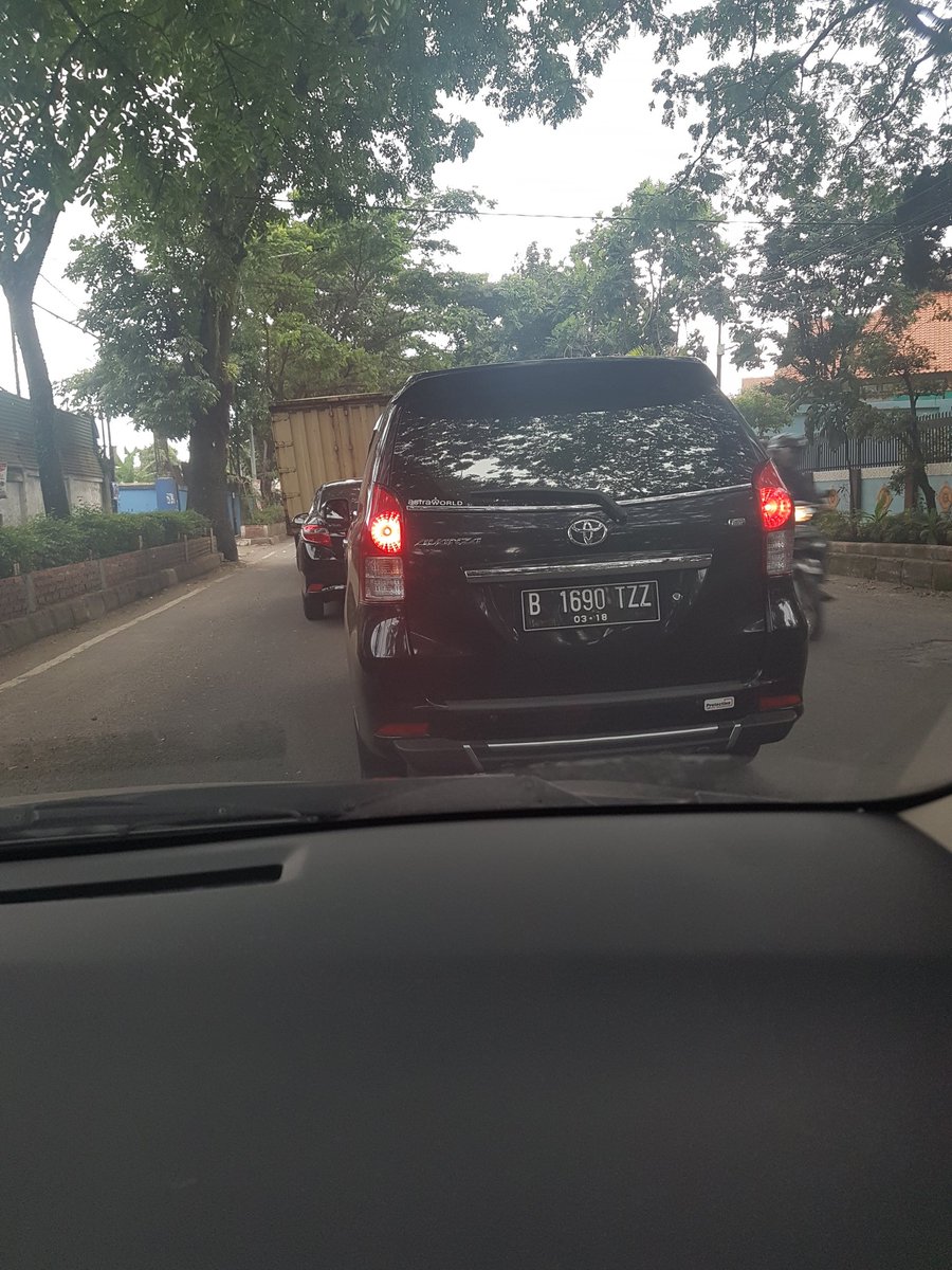via @iechannouw : Mobil ini 3x buang tissu ke pinggir jalan. Jangan ditiru ya taruwit! #plisatuhlah