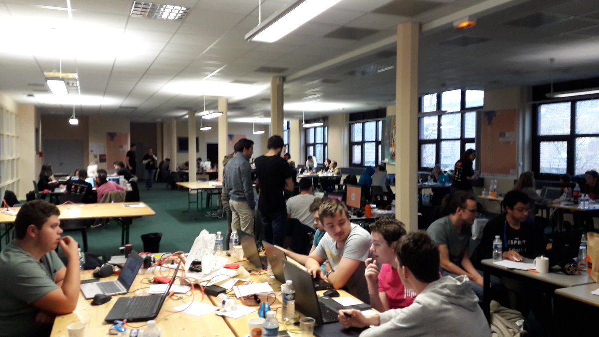 AccessCodeOFP's tweet photo. #hackathonFIMU On commence à voir les projets se dessiner nos apprenants et anciens sont sur la bonne voie pour livrer de beaux projets ce soir à 17h00 https://t.co/puvL2qDdZA