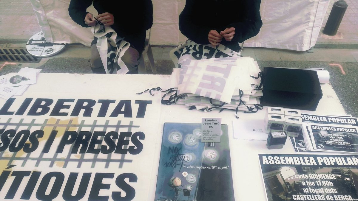 Som al carrer del Roser, acabant de preparar les banderoles per la parada a la fira de la xocolata i de la ratafia, ja podeu passar a buscar-ne
I tu?  Ja tens la teva banderola de suport als presos i preses polítiques?