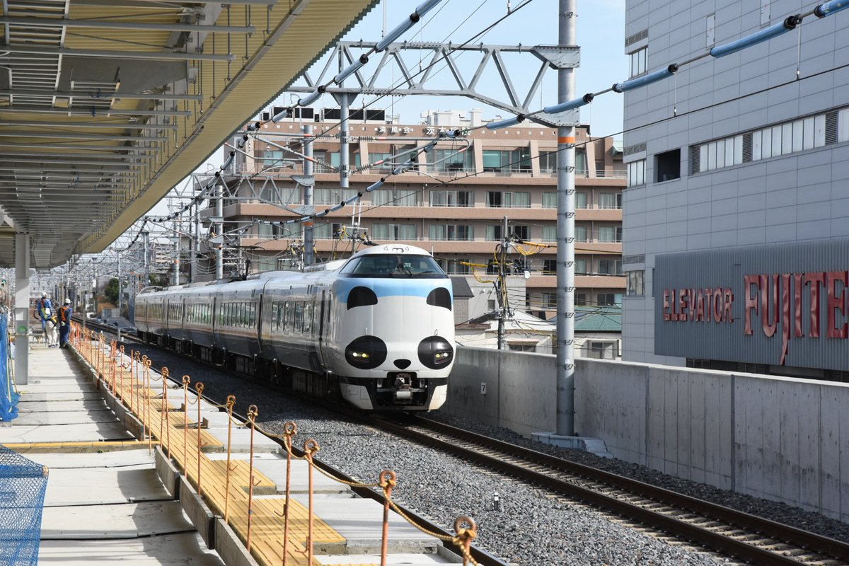 estonv001's tweet photo. JR総持寺駅のホームからのカットです。ホームドアが設置されることとホーム端には行けてませんが撮り鉄の皆様、ご参考に。 https://t.co/yPL8dtOkbZ
