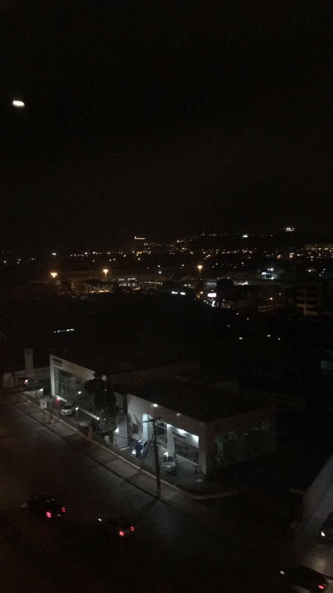 CarlosVerareal's tweet photo. 00h02 aterrizó el"Presidente"más querido y extrañado del Ecuador en vuelo privado para que su apoteósica recepción no desestabilice al gobierno. https://t.co/2gGNrnKU23