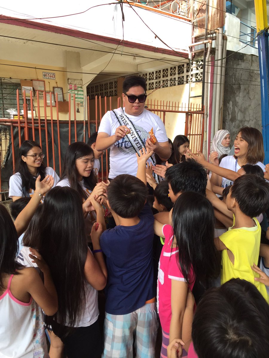 jamesrmendoza's tweet photo. Promoting the Miss Universe pageant  kahit sa community #MissUniverse #PhiIippines https://t.co/4xorn2DBxT