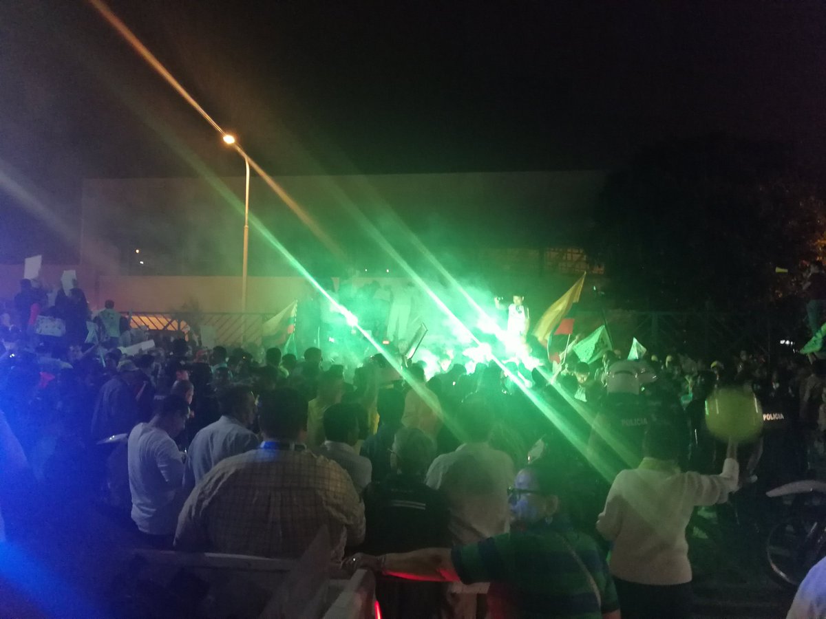 Expresidente Rafael Correa no llegó al aeropuerto José Joaquín de Olmedo, sino a una terminal privada, donde lo esperó otro grupo de simpatizantes  vía <a href="/luisalvaradol/">Luis Alvarado Loor</a>