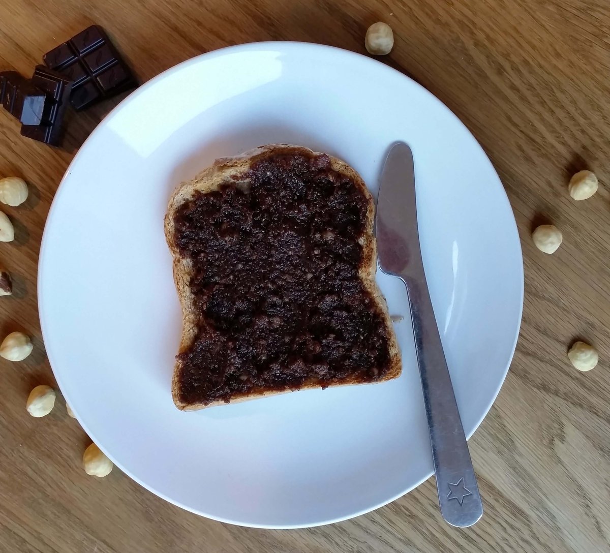 Our #chocolate #hazelnut spread recipe is packed with #protein and #fibre   bit.ly/2l96wnQ