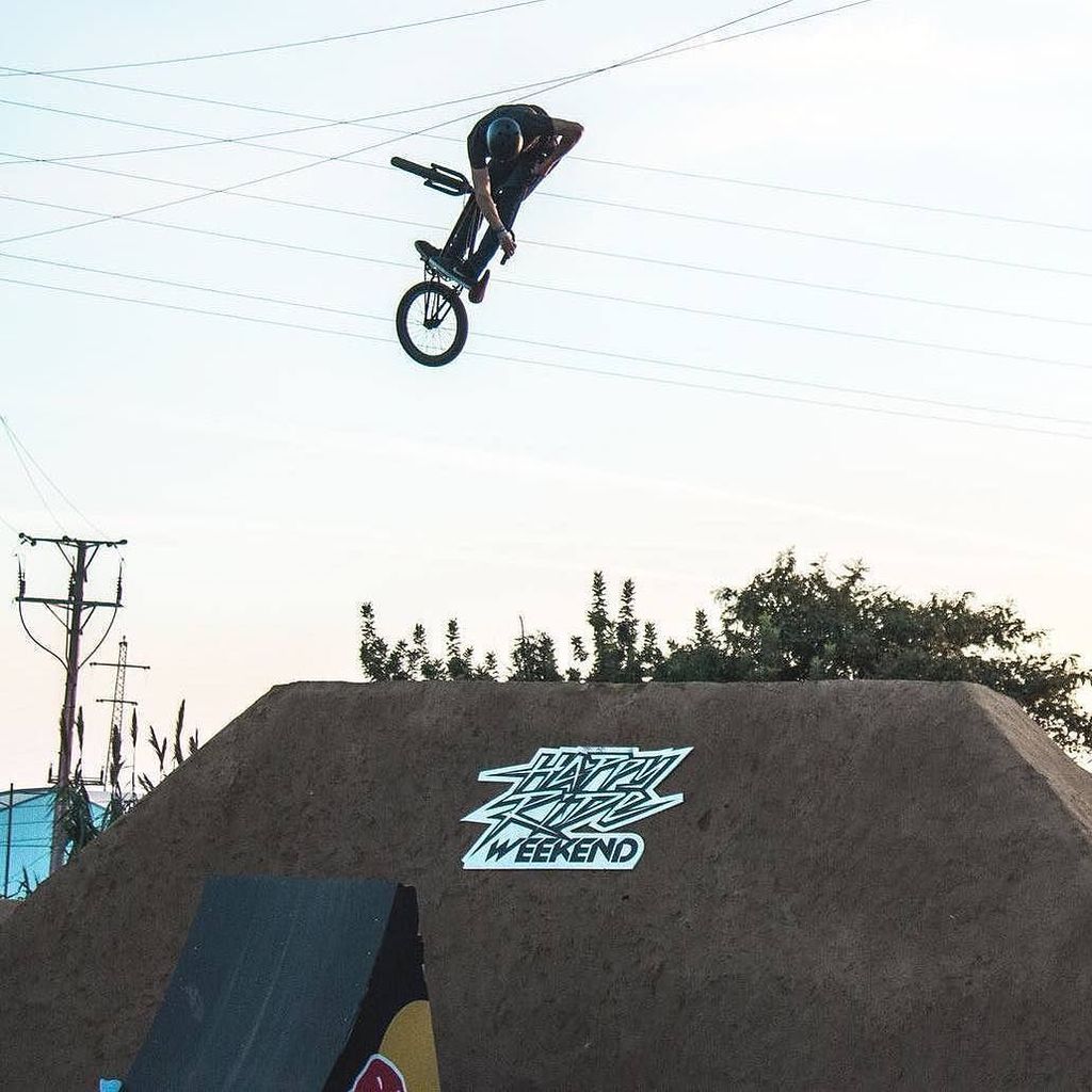 flybikesbmx's tweet photo. @jbalmabmx 360 turndown at the @lapomabikepark #happyrideweekend! 📷 @louis_white
#bmx #flybikes #bike #style @360bicycles https://t.co/EUjFyapJbr https://t.co/IBbWuADqAX