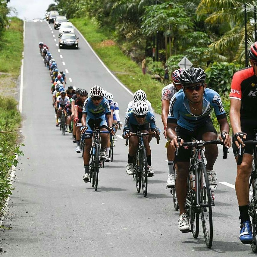 KabaSumbar's tweet photo. Etape 6 Tour de Singkarak 2017
Pebalap berpacu di etape 6 Kota Pariaman-Pasaman Barat 145,7 km
#TourDeSingkarak2017 #TdS #tournament #cycle #Padang #Indonesia #event2017 #touring #tourist #wonderfulindonesia #cyclingrace #cycletour #cyclinglife #danausingkarak by @tdesingkarak https://t.co/J4tuS7fp0X