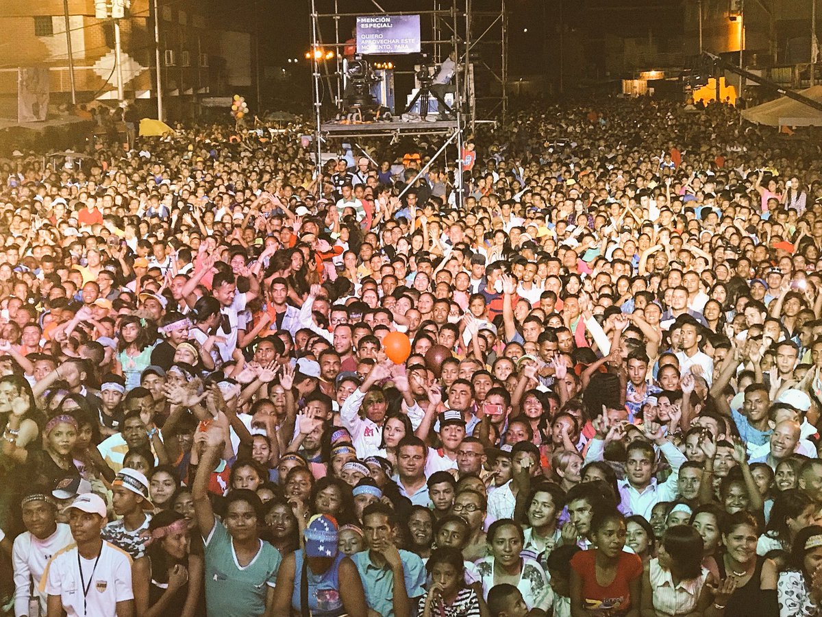 vwinstonv's tweet photo. #CorazonLlaneroApure haciendo historia en la televisión . Impulsado por el Pdte. Victorioso @NicolasMaduro y @ConCiliaFlores 🇻🇪😬🙏🏻 San Fernando se desbordó de sentimiento Patrio junto a nuestra música, la mejor del mundo, 100 mil personas ahí disfrutando,Gracias X tanto Amor https://t.co/9Kj55lRLSh