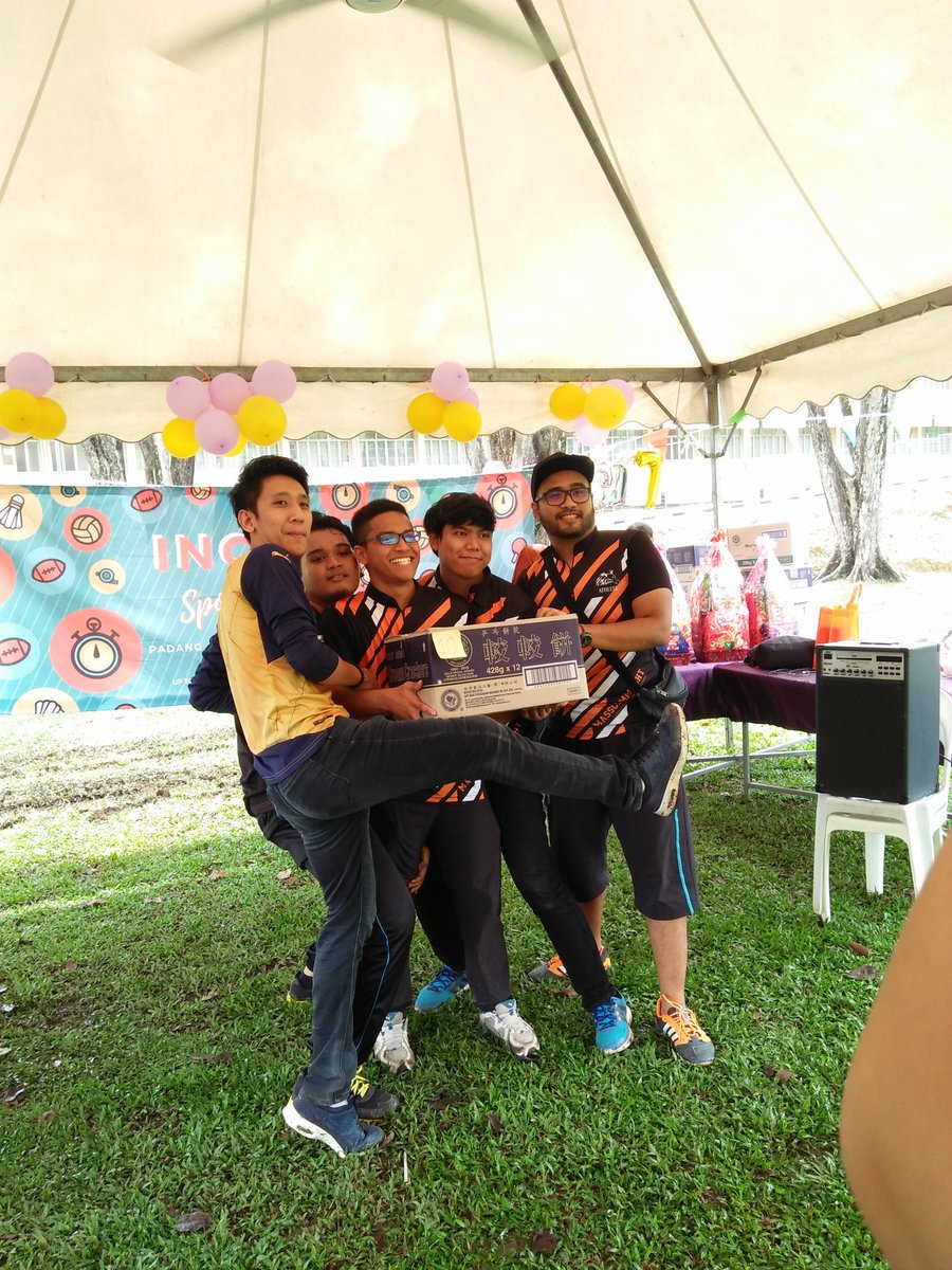 INC_Uitm's tweet photo. Acara penyampaian hadiah kepada setiap kumpulan yg menyertai program pada hari ini 🎁
#interpersonalists #seed2017 #incsportsday17 https://t.co/JLUBp3Apa4