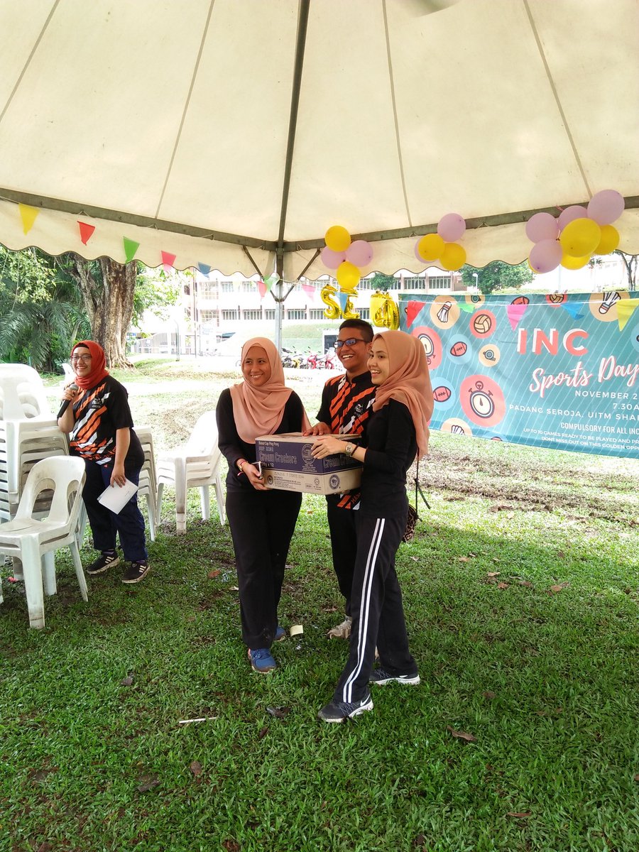 INC_Uitm's tweet photo. Acara penyampaian hadiah kepada setiap kumpulan yg menyertai program pada hari ini 🎁
#interpersonalists #seed2017 #incsportsday17 https://t.co/JLUBp3Apa4
