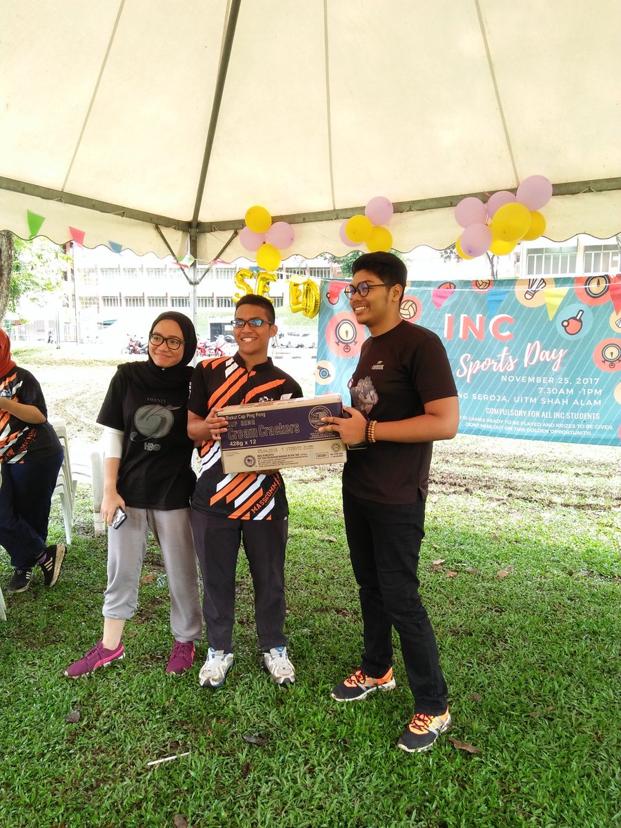 INC_Uitm's tweet photo. Acara penyampaian hadiah kepada setiap kumpulan yg menyertai program pada hari ini 🎁
#interpersonalists #seed2017 #incsportsday17 https://t.co/JLUBp3Apa4