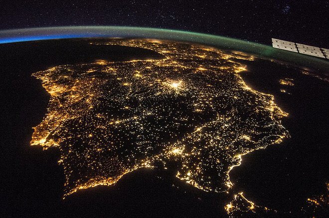 pacoragageles's tweet photo. Imagen tomada desde la ISS terrible :( donde quedó la oscuridad? https://t.co/qeKjzGrXm3