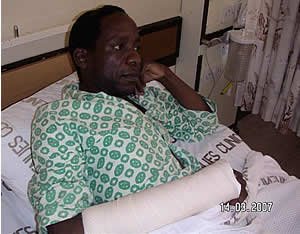 povonewstv's tweet photo. What Lovemore #Madhuku actions are saying to Ignatius #Chombo
=>I disapprove of what u did to me & others, but will defend to the death ur right to enjoy the same rights you denied me & others
=>Madhuku is Chombo's lawyer after he was detained & tortured by #Zimbabwe army https://t.co/DiM72t9m8K