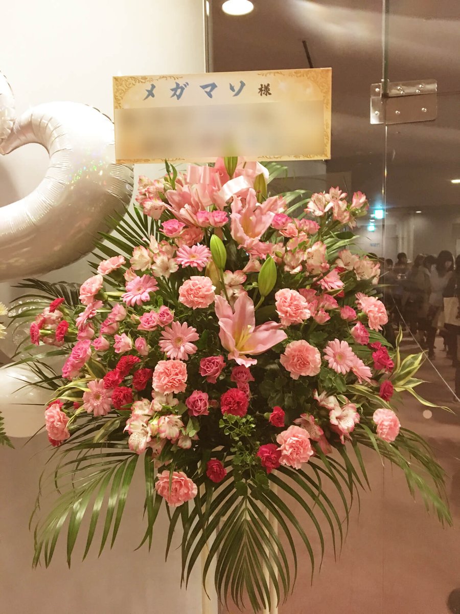 hanashigoto87's tweet photo. 11.23 MEGAMASSO FINAL LIVE 世界が正しい夜に、ここにいて。
大変お疲れ様でした!!
メガマソ様の解散ライブにお届けしたスタンド花
https://t.co/kvFNjJIb2n
単色の濃淡の色合いのご要望でおつくりいたしました。
#MEGAMASSO #メガマソ #解散 #V系 https://t.co/sXKteU3DzW
