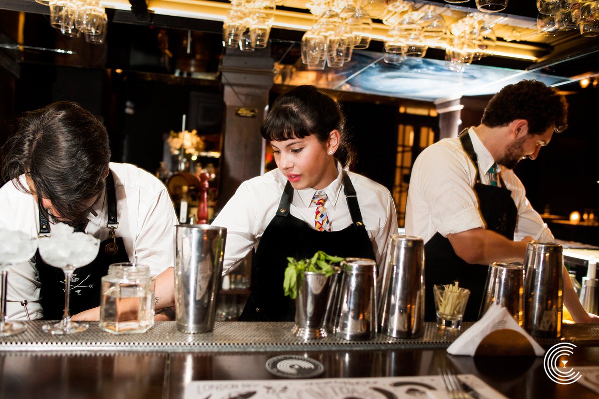 Se hacen los distraídos pero saben que la cámara los quería capturar.

<a href="/AgustinZenoni/">Agustin Zenoni</a>, <a href="/cintiabvz/">Cintia A.Benavidez.</a> y <a href="/MaxCalandra/">Maximiliano Calandra</a> fingen para los flashes pero no para hacer ricos cócteles.

#CoctelesYSonrisas