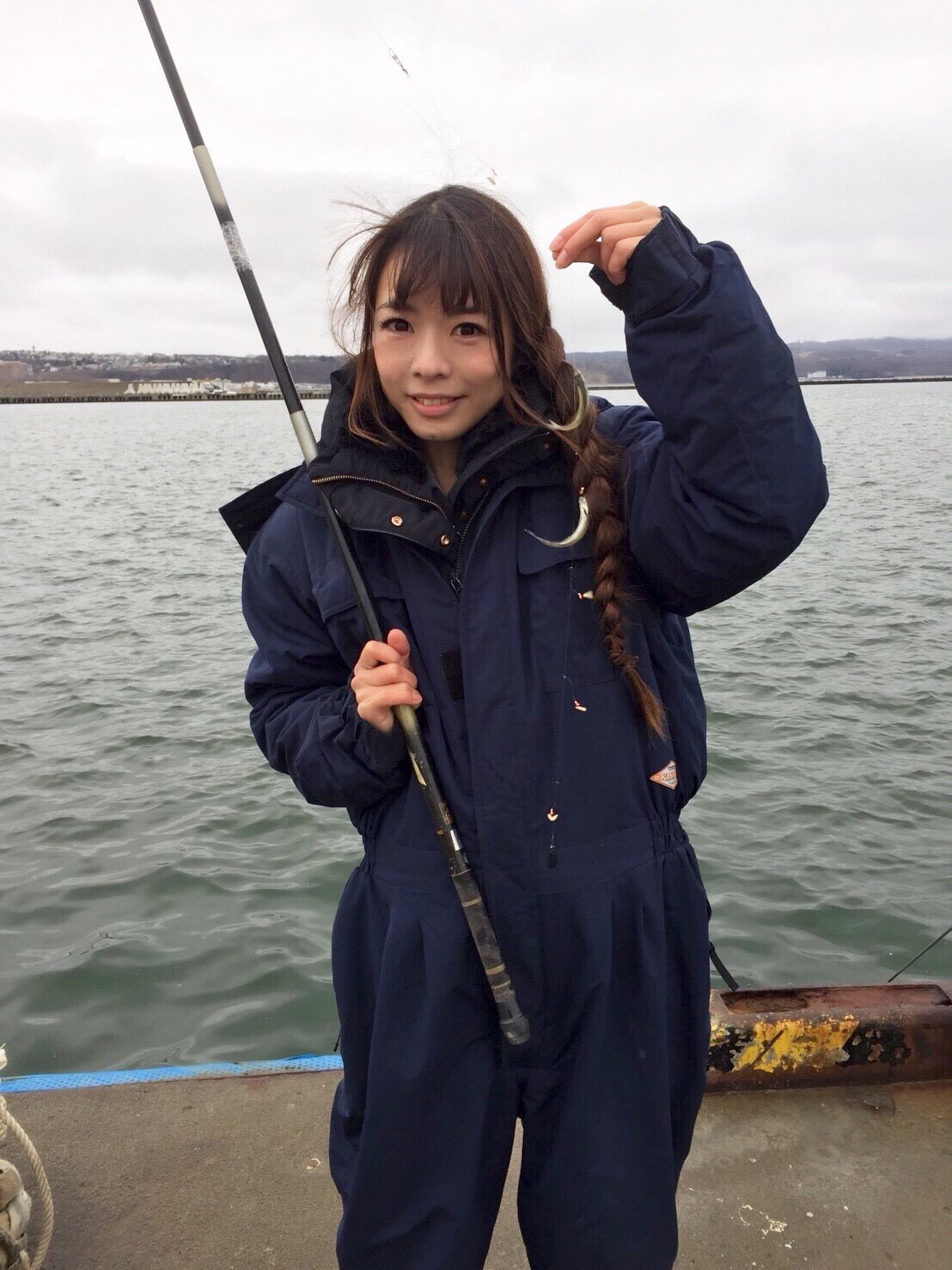 神崎 美羽 いっぱい釣ったチカは 唐揚げになりました 皿 頭から丸ごと食べれるよー チカ 釣り 網走 北海道 釣りガール T Co Albxrvtjbr Twitter