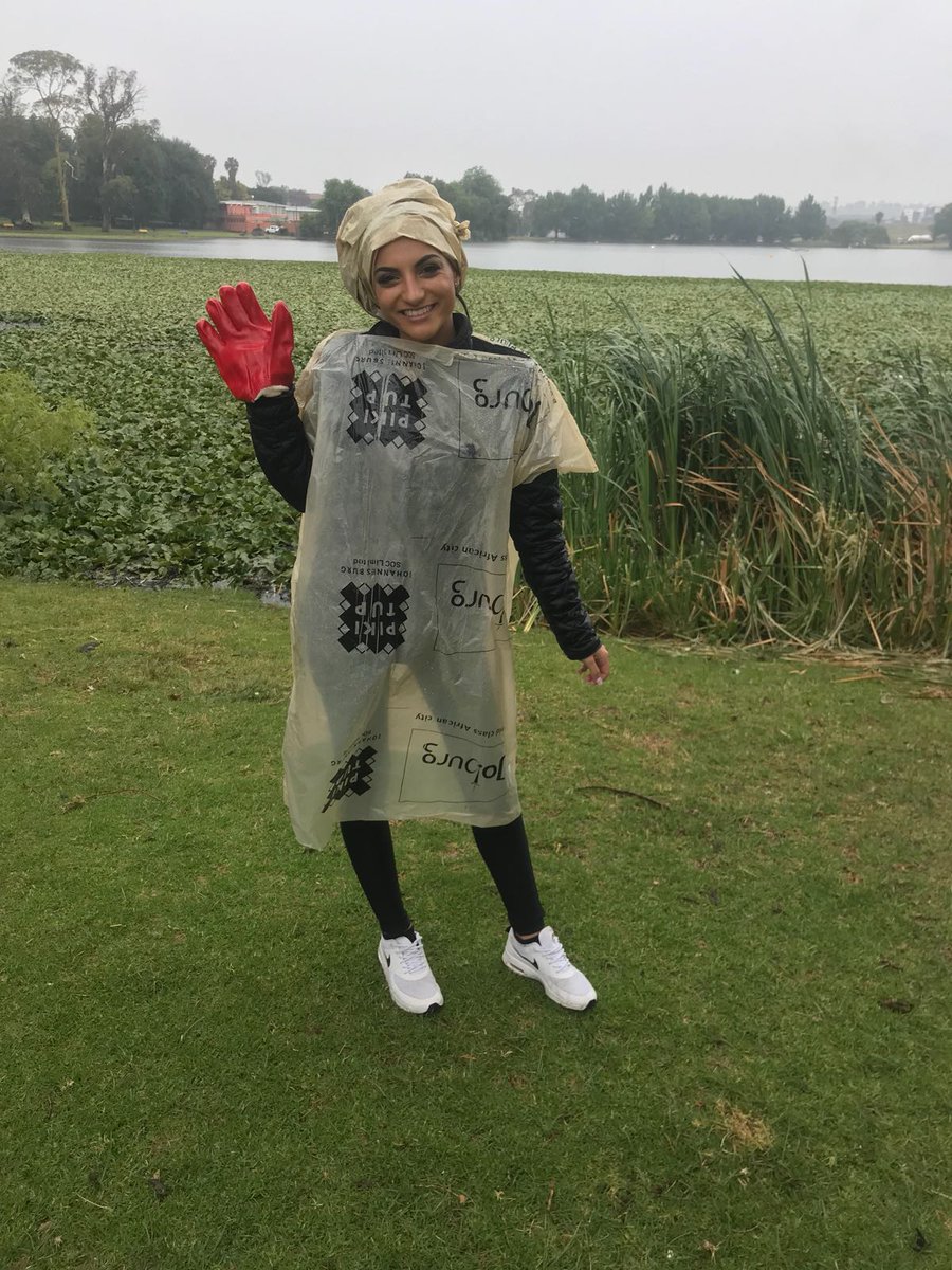 missearth_sa's tweet photo. We came, we cleaned &amp; we danced in the rain #AreSebetseng #CleanUp with @CleanerJoburg @CityofJoburgZA https://t.co/949AQ9J6Ut