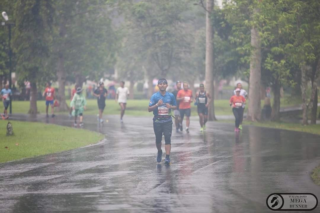 ZulfikarA08's tweet photo. Tenggelam hujan kenangan 🤣
#borobudurmarathon2017
#bjbm2017
#halfmarathon
#21km
#indorunners
#solorunners https://t.co/r8Vz8LBJvn