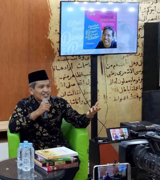 PendisKemenag's tweet photo. Ulil Abshar Abdalla meminta tidak dipertentangkan antara keislaman dan keindonesiaan. @ diskusi “Santri Milenial” di IIEE 2017 ICE, BSD City (21/11). #IIEE2017 https://t.co/JPfgtvO1v3