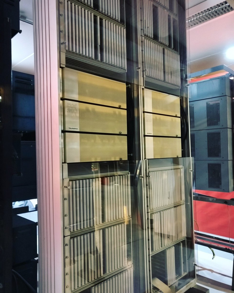 Tekniikanmuseo's tweet photo. #suomikuvahaaste #Mies
Tämä on digitaalinen #puhelinkeskus #dx200 , tuttavallisemmin #Teuvo. Kehitystyö alkoi valtiollisessa #Televa -yhtiössä 70-l:lla ja sitä jatkettin Nokian eri yksiköissä. Teuvo on eräs kaikkien aikojen suurimmaista suomalaisista tuotekehitysprojekteista. https://t.co/bDwE9jeqXM